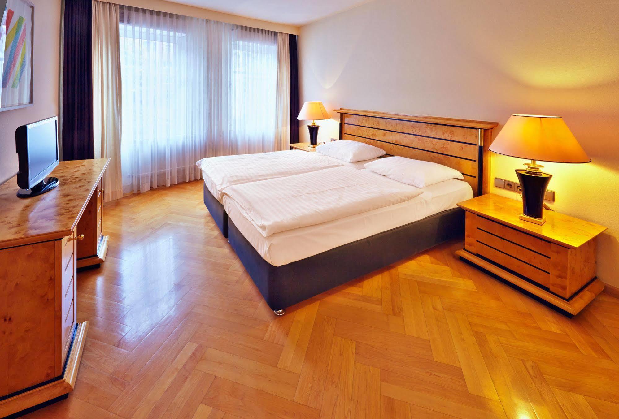 Hotel Waldhorn Вайнгартен Экстерьер фото